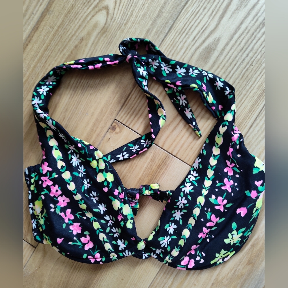 Summer Sale 🌼 Victoria's  secret swim top bikini